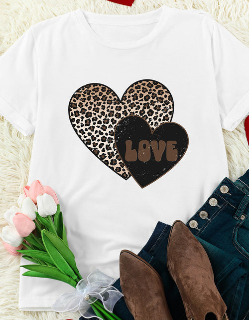 Cargar imagen en el visor de la galería, White LOVE Leopard Heart Graphic Crewneck Tee
