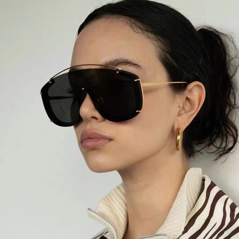 Trendy large frame one-piece sunglasses with a metallic high-end feel, Instagram sunglasses with personalized outdoor internet celebrity sunglasses