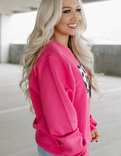 Cargar imagen en el visor de la galería, Strawberry Pink Sequins Heart Patch Graphic Sweatshirt
