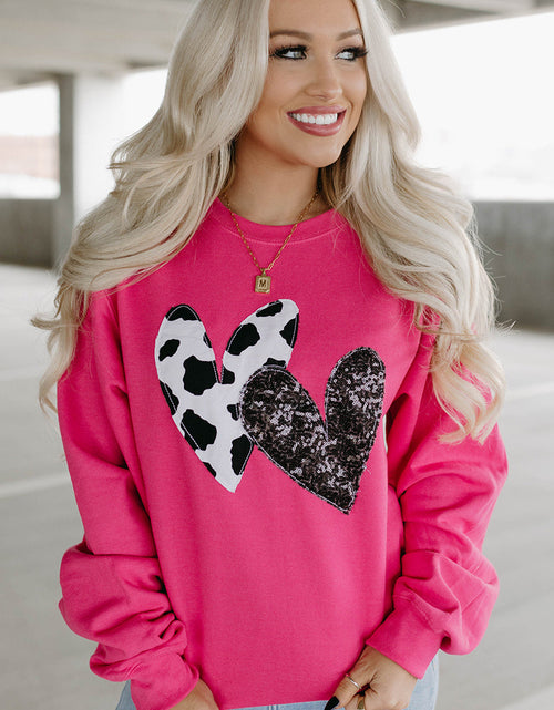 Cargar imagen en el visor de la galería, Strawberry Pink Sequins Heart Patch Graphic Sweatshirt
