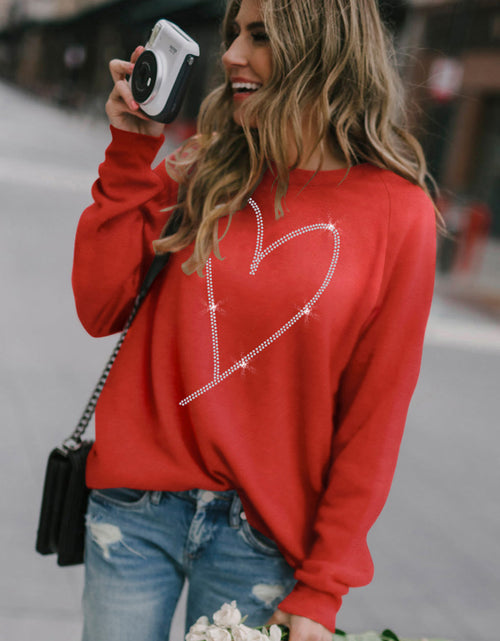 Cargar imagen en el visor de la galería, Red Casual Rhinestone Heart Shaped Graphic Sweatshirt
