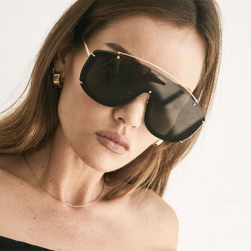 Trendy large frame one-piece sunglasses with a metallic high-end feel, Instagram sunglasses with personalized outdoor internet celebrity sunglasses
