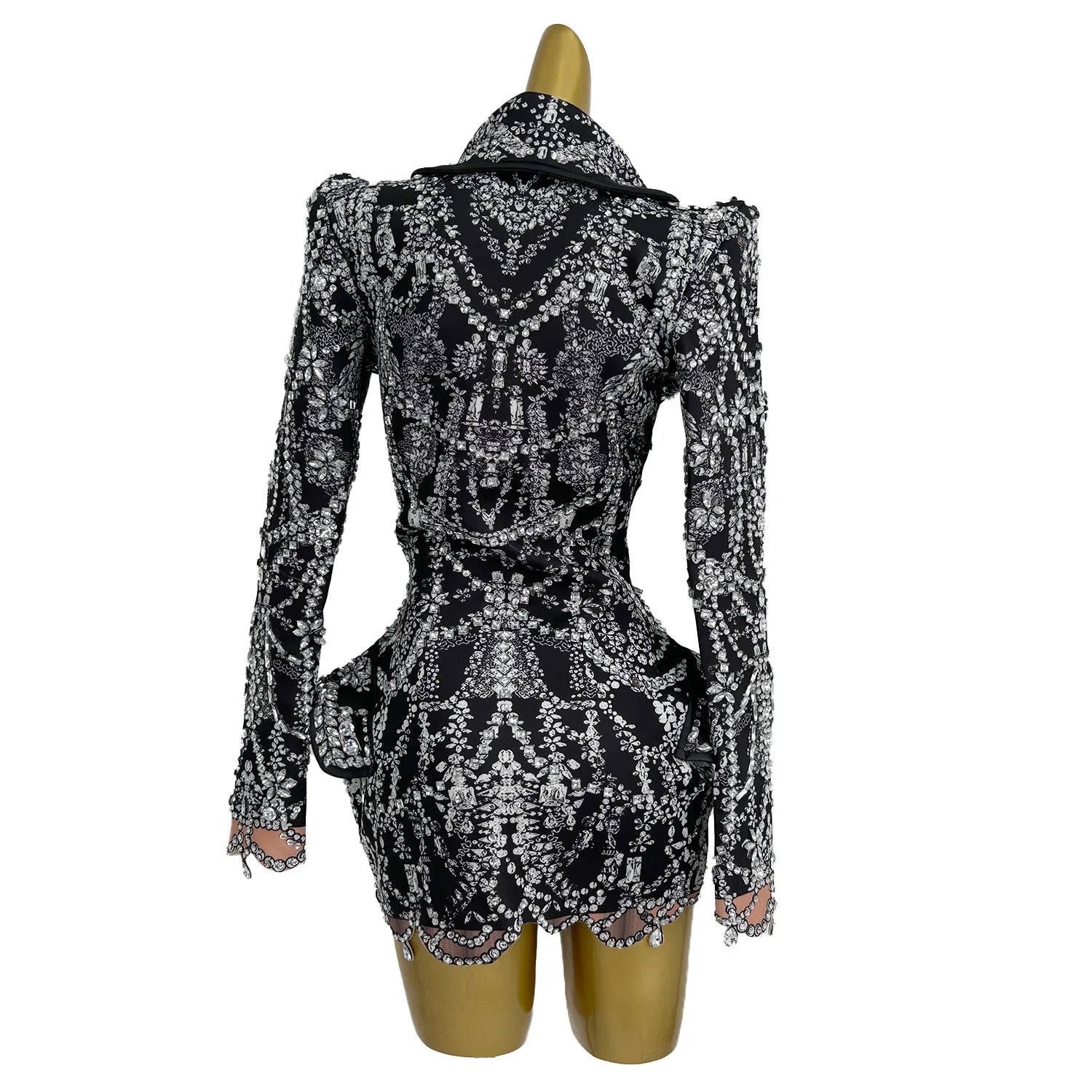 Modisches kurzes Kleid mit Kristallen und Strasssteinen