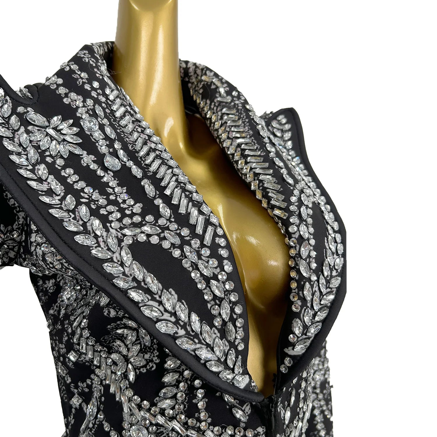 Modisches kurzes Kleid mit Kristallen und Strasssteinen