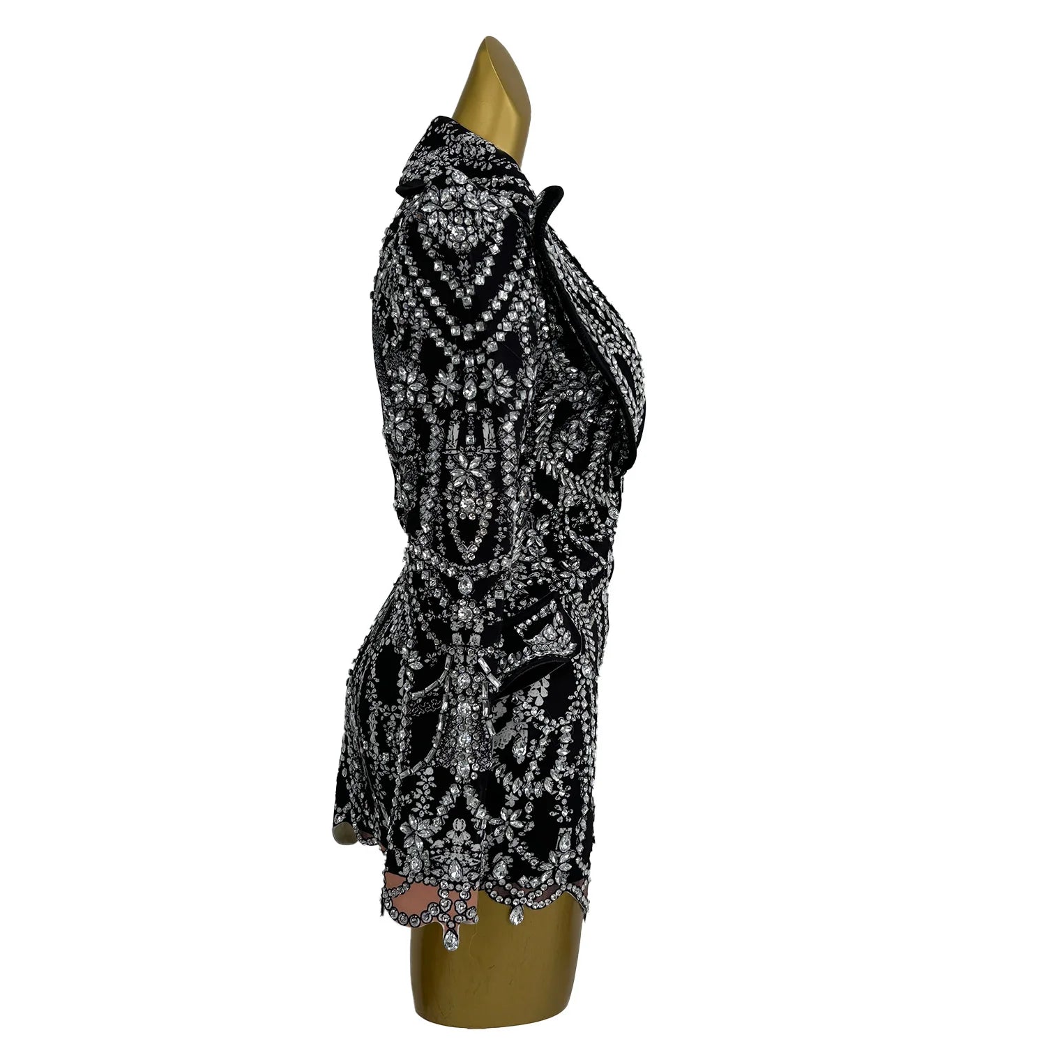 Modisches kurzes Kleid mit Kristallen und Strasssteinen