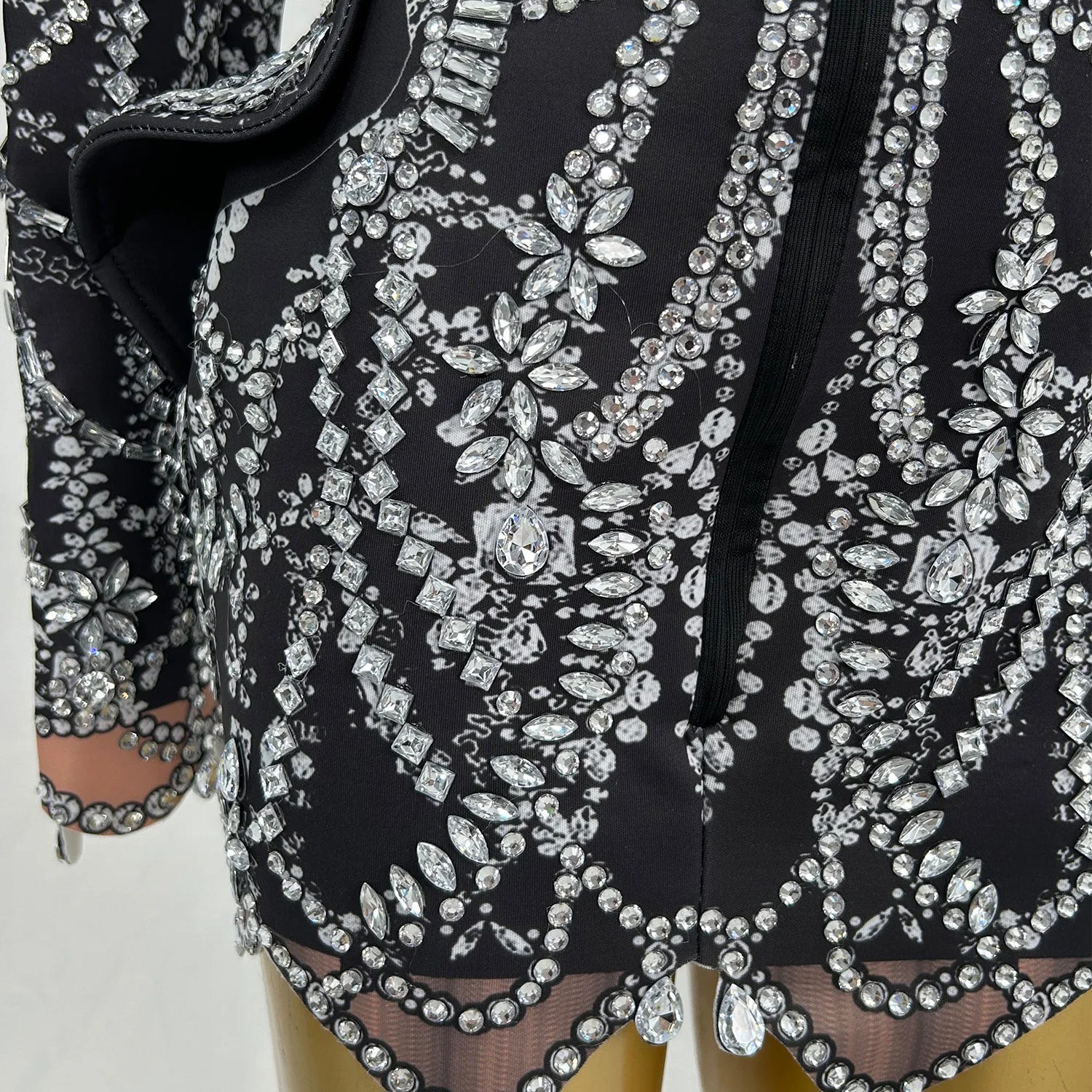Modisches kurzes Kleid mit Kristallen und Strasssteinen