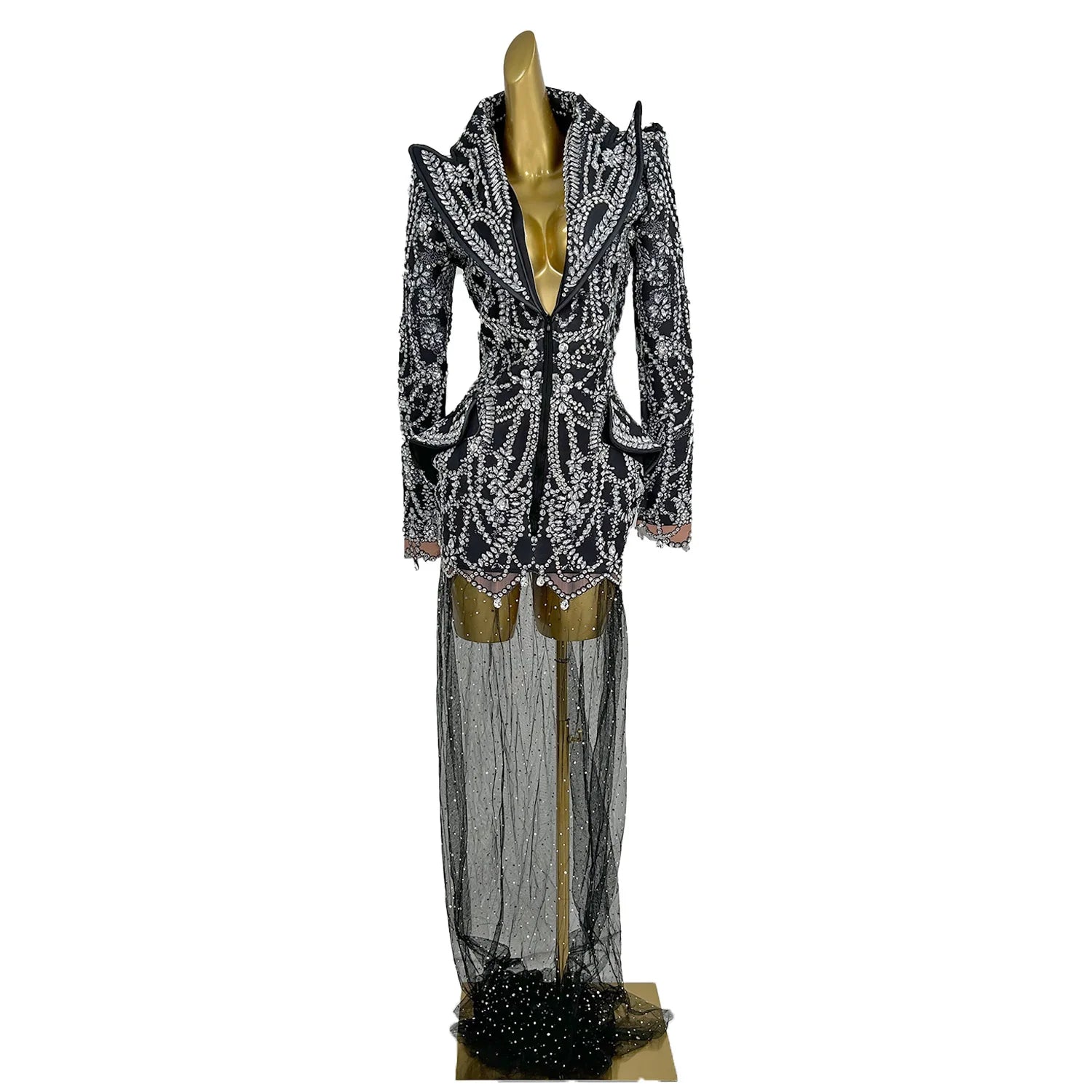 Modisches kurzes Kleid mit Kristallen und Strasssteinen