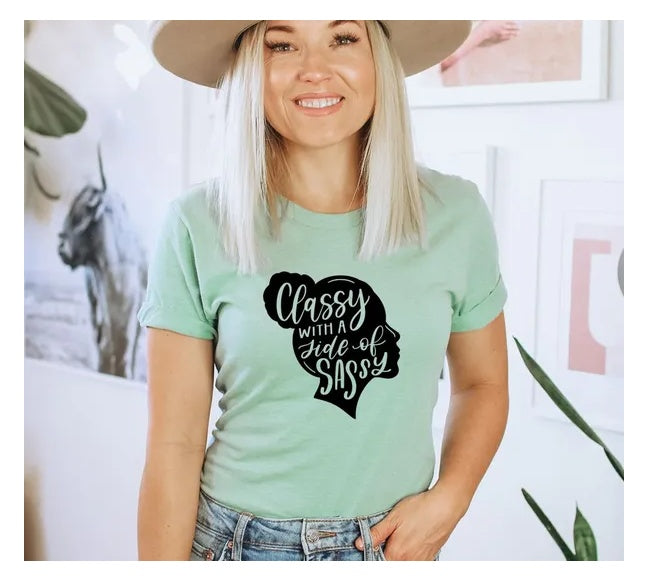 Classy With A Side Of Sassy T-Shirt, Lustiges Gangsta Shirt, Süßes Mädchen Shirt, Frauen Life T-Shirt, Trendy Sassy Geschenk, Hochzeitsparty Gruppen T-Shirt